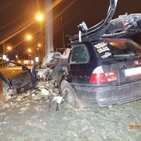 Traģēdija Kauņā: pēc policijas pakaļdzīšanās BMW avārijā iet bojā trīs cilvēki