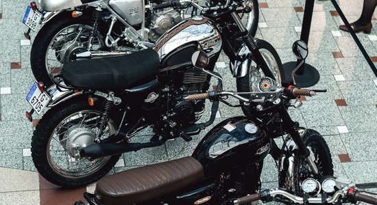 Foto: Rīgā aplūkojami leģendārie pilsētas motocikli 'Cafe Racer'