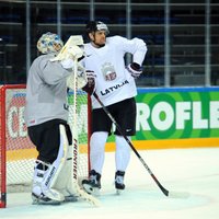 Foto: Latvijas hokejisti labā noskaņojumā gatavojas pēdējai kaujai Maskavā