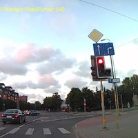 Video: 'Audi' vadītājs Liepājā aizbrauc pie sarkanās gaismas