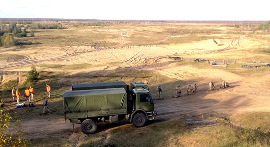 Piešķir vienu miljonu eiro, lai pārbūvētu ceļu uz Ādažu militāro poligonu