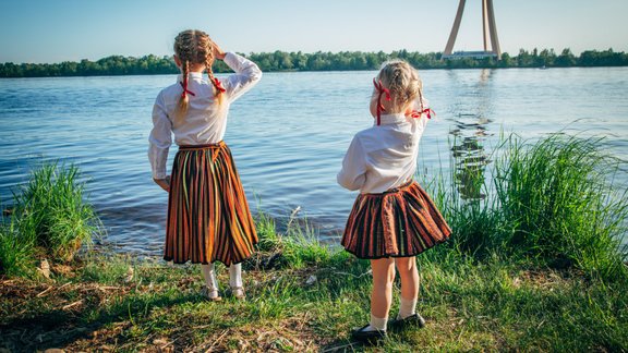 bērni meitenes līgo saulgrieži tautastērps vainagi jāņi