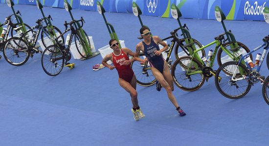 Amerikāniete Džorgensena pēdējos kilometros izrauj uzvaru olimpiskajā triatlonā