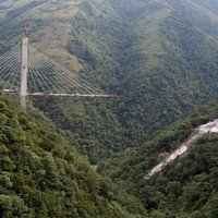 Video: Kolumbijā sabrūk vanšu tilts; gājuši bojā desmit celtnieki