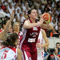 Latvijas sieviešu basketbola izlase Čehijā sīvā cīņā piekāpjas Krievijai