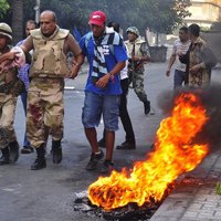 Pēc 'dusmu piektdienas' Ēģiptē desmitiem bojāgājušo; policija ielenkusi mošeju Kairā