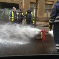 Rīgā, Baznīcas ielā, pārbauda ugunsdzēsības hidrantus