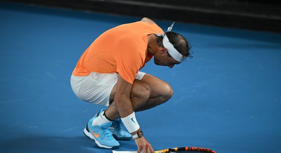 'Australian Open': galvenais favorīts Nadals gūst traumu un zaudē otrajā kārtā