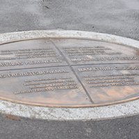 Возле памятника Свободы установили бронзовые информационные плиты