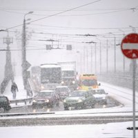 Движение по дорогам Латвии затруднено: возможны большие заторы