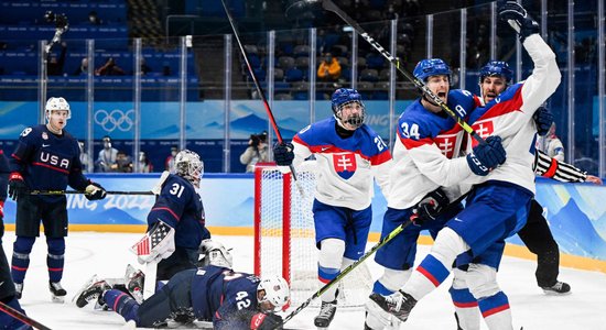 Slovākijas hokejisti izglābjas pamatlaika izskaņā un 'bullīšos' pārspēj ASV