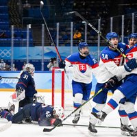 Slovākijas hokejisti izglābjas pamatlaika izskaņā un 'bullīšos' pārspēj ASV