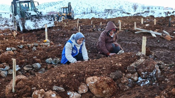 Turcijā un Sīrijā zemestrīcē sagrautas daudzas ēkas - 19