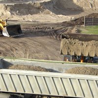 Tiesa atstāj spēkā RD lēmumu par smilšu kaudzes pie Vanšu tilta piespiedu novākšanu