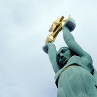 ВИДЕО: за секс у Памятника свободы туристы заплатили 500 евро