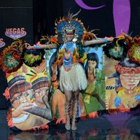 ФОТО: Участницы Miss Universe показали роскошное шоу в национальных костюмах