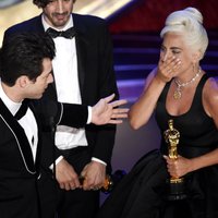 Rami Maleka kritiens un Lady Gaga asaras. 'Oskaru' ceremonijas spilgtākie mirkļi