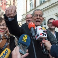 TV: Austrijas prezidenta vēlēšanās uzvarējis bijušais 'zaļo' līderis van der Bellens