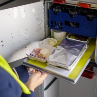 'airBaltic' aizkulisēs: kā maltīte nonāk uz lidmašīnas klāja