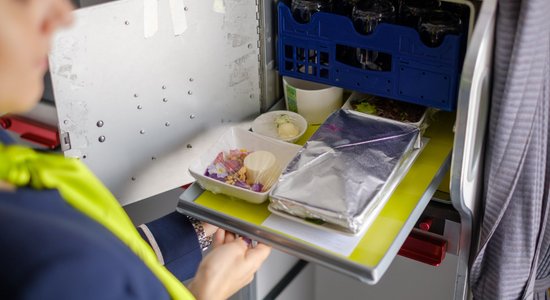 'airBaltic' aizkulisēs: kā maltīte nonāk uz lidmašīnas klāja