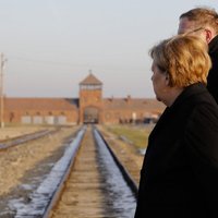 Merkele Aušvicas nāves nometnē pauž dziļu kaunu par tur notikušo