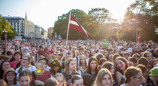 ФОТО. Пять тысяч человек встретили у памятника Свободы сборную Латвии по баскетболу