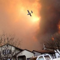 Meža ugunsgrēka dēļ no pilsētas Kanādā evakuēti 80 tūkstoši iedzīvotāju