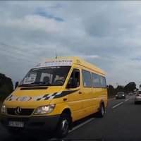 Video: Pasažieru mikroautobuss veic bīstamu apdzīšanu