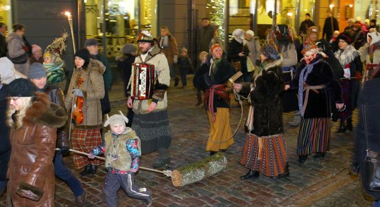 Ziemas saulgriežos aicina uz tradicionālo 'Bluķa vakaru' Vecrīgā