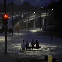 Katastrofālie plūdi Teksasā: Ūdens pārrāvis milzīgu dambi pie Kolumbijas ezeriem
