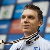 Martins uzvar 'Tour de France' ceturtajā posmā un pārņem vadību kopvērtējumā