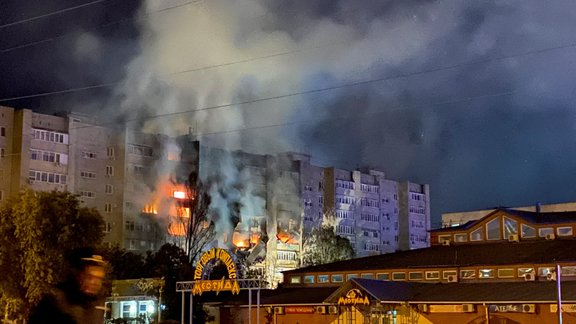 Krievijā kara lidmašīna nokrīt dzīvojamā rajonā