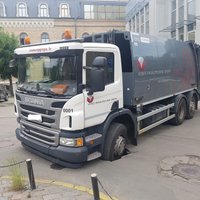 Foto: Atkritumu vedējs 'ielauž' ceļa segumu Rīgā