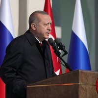 Erdogans satraukts par lielvaru 'roku laušanos' Sīrijas dēļ