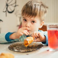 Bērndārznieks un galda manieres – kā iemācīt necūkoties un ēst kārtīgi