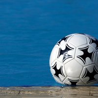 Rumānijas futbola čempionātā spēli nepabeidz aizpeldējušu bumbu dēļ