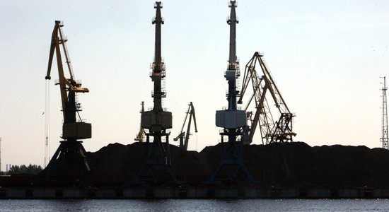Руководитель Рижского порта: все держится на "трех китах" - контейнеры, лес и зерно.