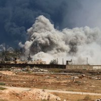 ASV pacēlušas gaisā iznīcinātājus, Sīrijas režīmam veicot uzlidojumus kurdiem