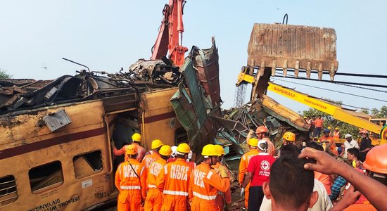 Divu vilcienu sadursmē Indijā vismaz 10 bojāgājušie un 27 ievainotie
