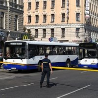 Foto: Sapieri uzspridzina aizdomīgu maisiņu; Rīgas centrā milzu sastrēgums