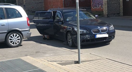 Очевидец: В Риге BMW протаранила припаркованные машины. Водитель уснул