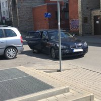 Foto: BMW Rīgā taranē ceļa zīmi un stāvošus auto