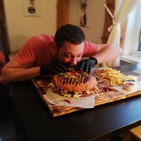 Jauns izaicinājums gardēžiem – teju trīs kilogramus smags bezmaksas burgera komplekts Purvciema krodziņā