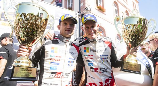 Igaunis Ots Tanaks saņem WRC gada labākā pilota balvu