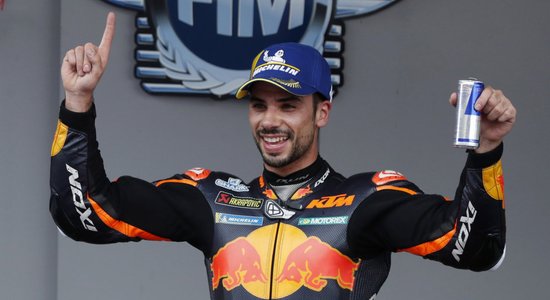 Oliveira uzvar lietus ietekmētā 'MotoGP' posmā