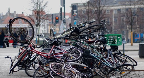 Kopenhāgenas vadību un iedzīvotājus uztrauc nomesto velosipēdu kaudzes; trūkst velonovietņu