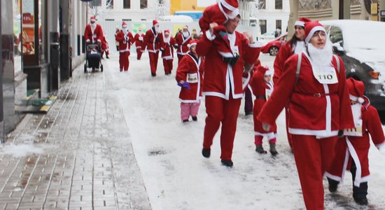 Ikgadējā Ziemassvētku vecīšu skrējiena dalībnieki ziedos smagi slimu bērnu atbalstam