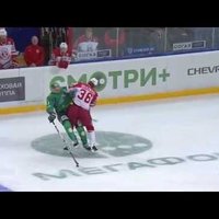 Video: 'Vitjazj' hokejista iespaidīgais spēka paņēmiens