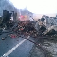 Foto: Kravas automašīnu sadursmē Lietuvā viens bojāgājušais; satiksme uz maģistrāles paralizēta