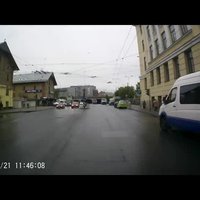 Video: Mikroautobuss Rīgā veic dīvainus manevrus